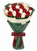 Букет Микс из красных и белых роз в Абатское