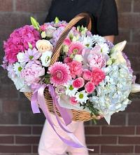 Композиция солнечный день в Абатское Цветочная композиция из Розы, Хризантемы, Пионы и Лизиантусы в корзине в Абатское