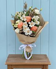 Букет цветов из:  Альстромерии, Лизиантусы, Розы и Хризантемы в Абатское