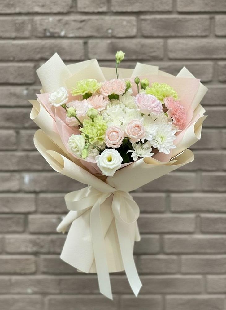 Букет цветов из: Гвоздики, Розы, Лизиантусы и Хризантемы в Абатское