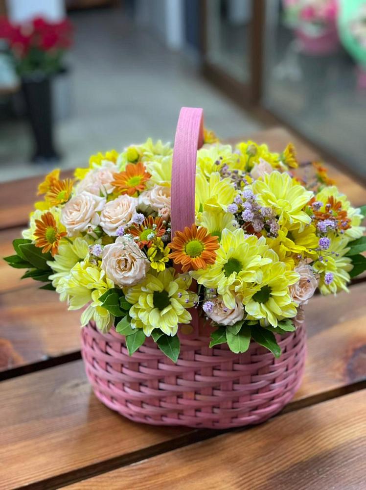 Цветочная композиция из Хризантемы и Розы в корзине в Абатское