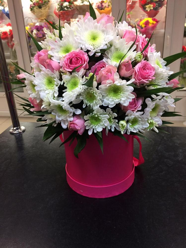 Цветочная композиция из Розы и Хризантемы в шляпной коробке в Абатское